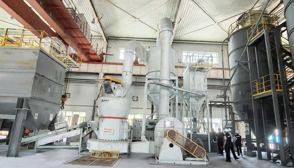  de Liming Heavy Industry, conçu pour traiter le charbon bitumineux en poudre fine de 200 mesh (D93) pour une utilisation dans les centrales d'enrobage bitumineux. Le système intègre le broyage, le séchage et la classification, garantissant un fonctionnement stable et une haute efficacité de production.